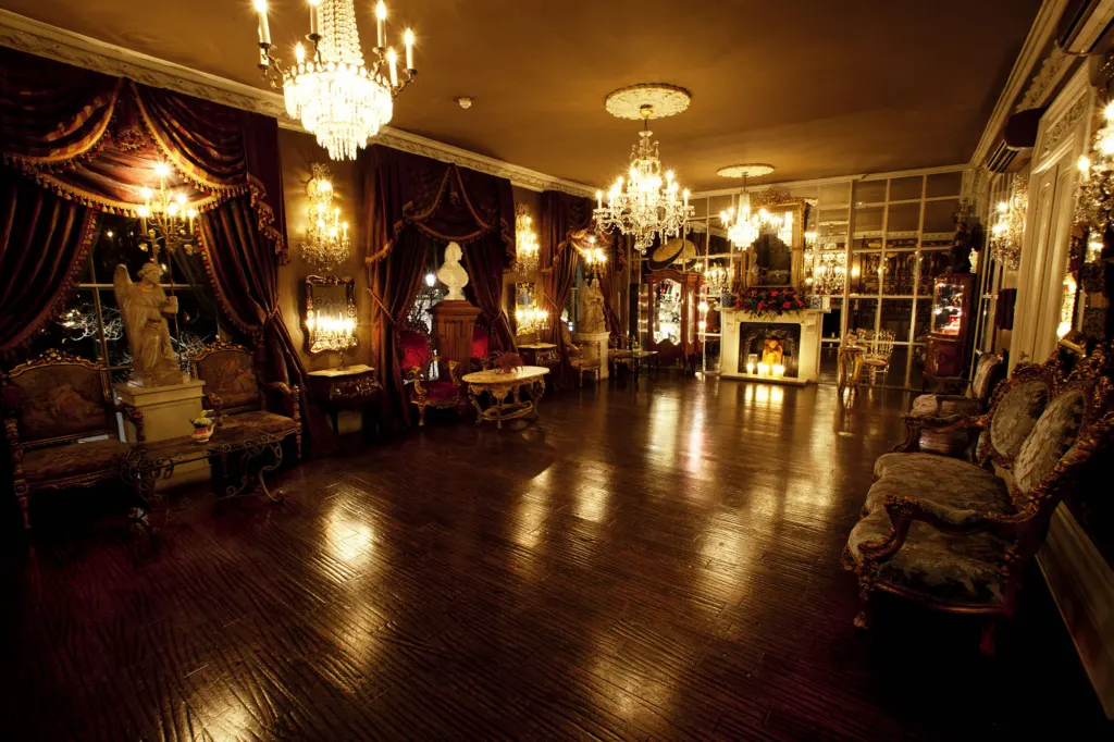 Beach Blanket Babylon — commercial and interiors photograph in London, UK, frame 23 of 44.